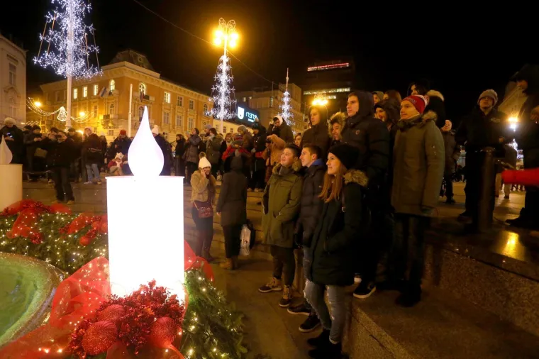 ZAPALJENA PRVA ADVENTSKA SVIJEĆA NA MANDU&Scaron;EVCU: Obilježen službeni početak Adventa