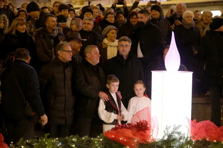 ZAPALJENA PRVA ADVENTSKA SVIJEĆA NA MANDU&Scaron;EVCU: Obilježen službeni početak Adventa