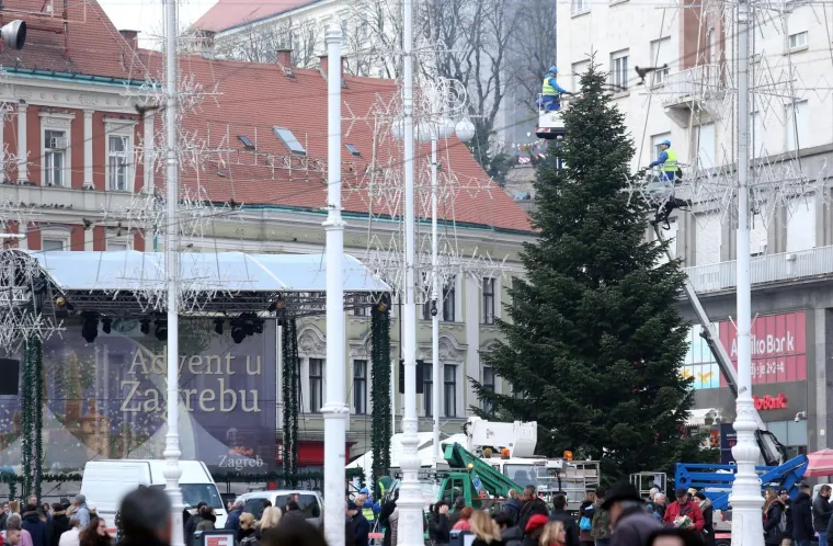 ADVENT MOŽE POČETI: Postavljena božićna jelka na Trgu bana Jelačića