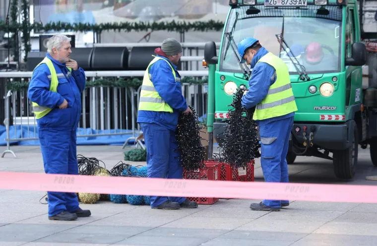 ADVENT MOŽE POČETI: Postavljena božićna jelka na Trgu bana Jelačića
