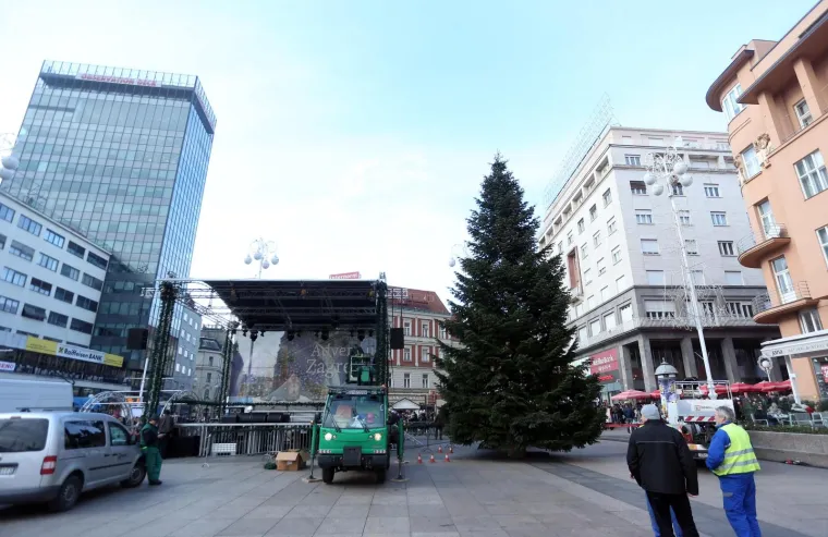 ADVENT MOŽE POČETI: Postavljena božićna jelka na Trgu bana Jelačića