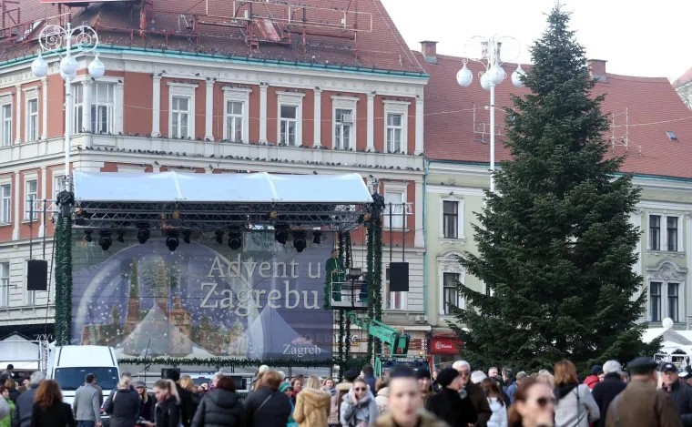 ADVENT MOŽE POČETI: Postavljena božićna jelka na Trgu bana Jelačića