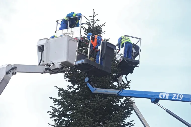 ADVENT MOŽE POČETI: Postavljena božićna jelka na Trgu bana Jelačića