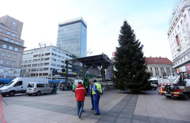 ADVENT MOŽE POČETI: Postavljena božićna jelka na Trgu bana Jelačića
