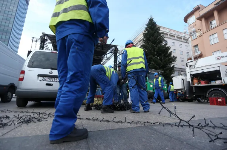 ADVENT MOŽE POČETI: Postavljena božićna jelka na Trgu bana Jelačića