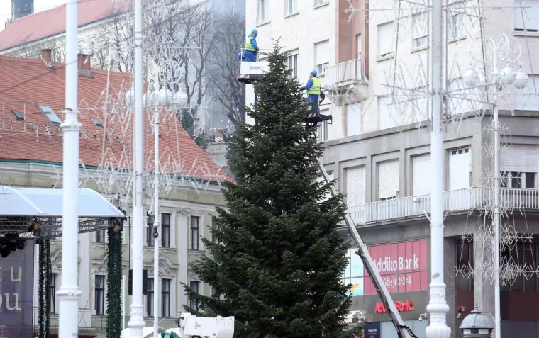 ADVENT MOŽE POČETI: Postavljena božićna jelka na Trgu bana Jelačića