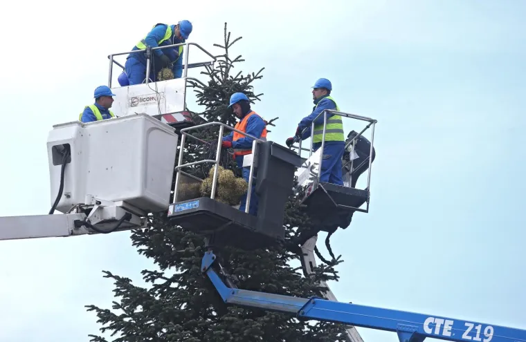 ADVENT MOŽE POČETI: Postavljena božićna jelka na Trgu bana Jelačića