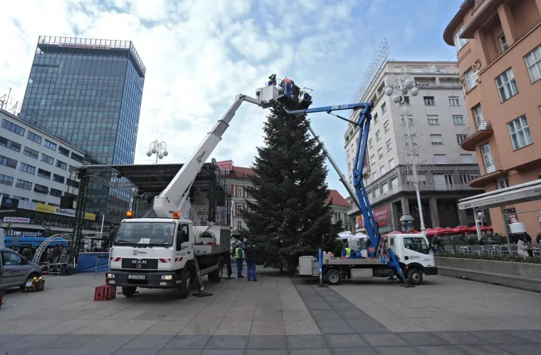 ADVENT MOŽE POČETI: Postavljena božićna jelka na Trgu bana Jelačića