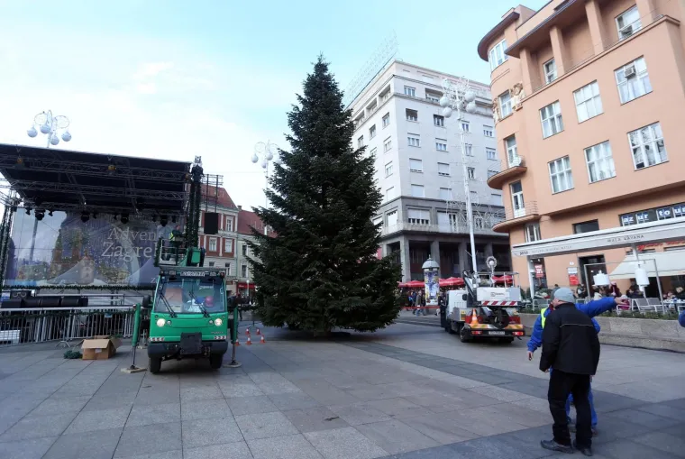 ADVENT MOŽE POČETI: Postavljena božićna jelka na Trgu bana Jelačića