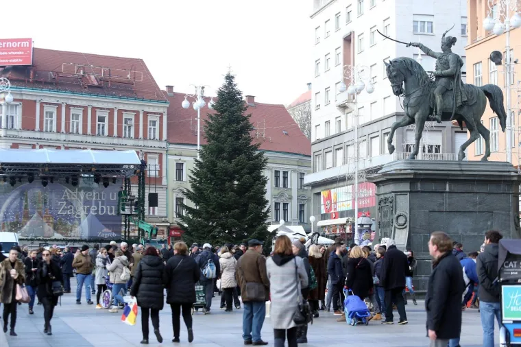 ADVENT MOŽE POČETI: Postavljena božićna jelka na Trgu bana Jelačića