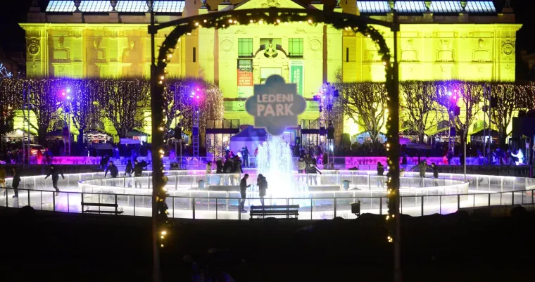 ČAROLIJA BOŽIĆA PREPLAVILA ZAGREB: Službeno je počeo Advent u metropoli, pogledajte veliku fotogaleriju