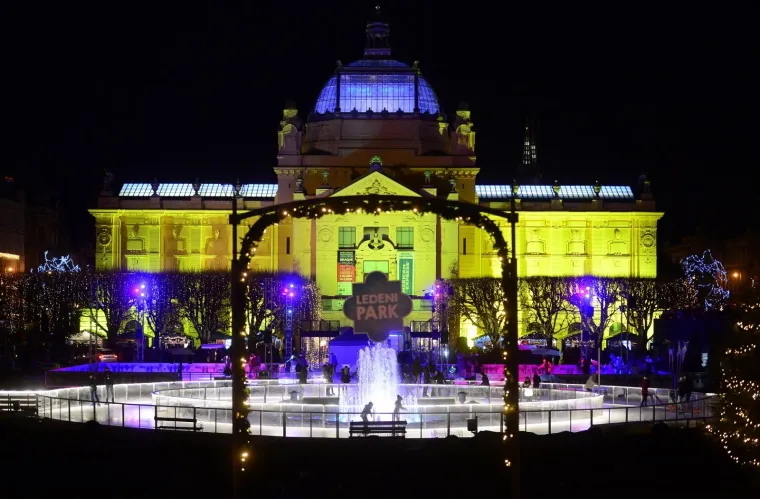 ČAROLIJA BOŽIĆA PREPLAVILA ZAGREB: Službeno je počeo Advent u metropoli, pogledajte veliku fotogaleriju