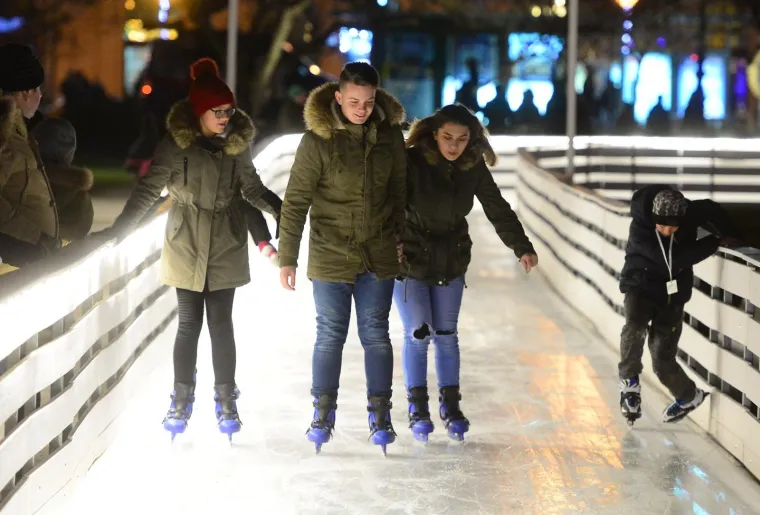ČAROLIJA BOŽIĆA PREPLAVILA ZAGREB: Službeno je počeo Advent u metropoli, pogledajte veliku fotogaleriju
