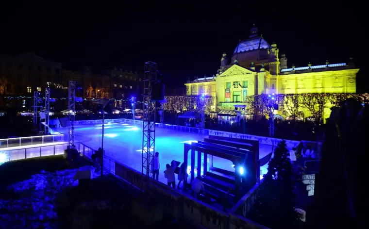 ČAROLIJA BOŽIĆA PREPLAVILA ZAGREB: Službeno je počeo Advent u metropoli, pogledajte veliku fotogaleriju