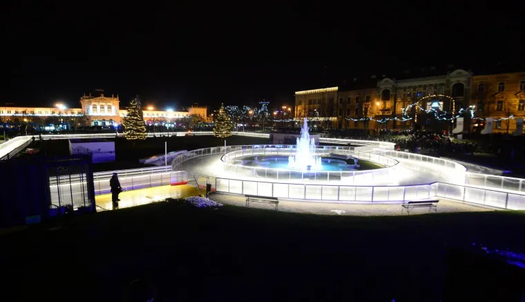 ČAROLIJA BOŽIĆA PREPLAVILA ZAGREB: Službeno je počeo Advent u metropoli, pogledajte veliku fotogaleriju