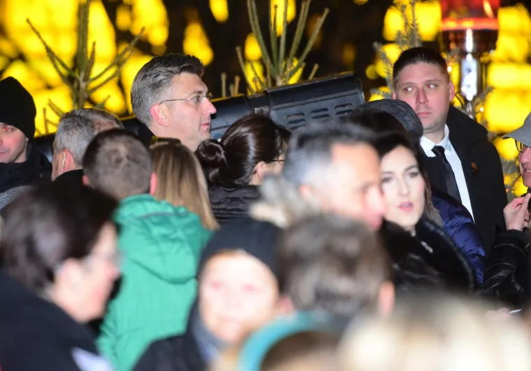 ČAROLIJA BOŽIĆA PREPLAVILA ZAGREB: Službeno je počeo Advent u metropoli, pogledajte veliku fotogaleriju