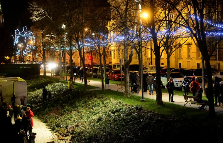 ČAROLIJA BOŽIĆA PREPLAVILA ZAGREB: Službeno je počeo Advent u metropoli, pogledajte veliku fotogaleriju