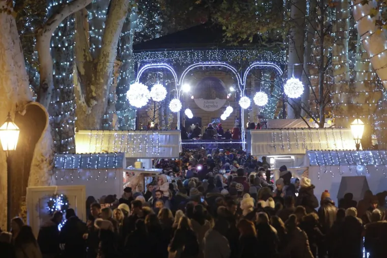 ČAROLIJA BOŽIĆA PREPLAVILA ZAGREB: Službeno je počeo Advent u metropoli, pogledajte veliku fotogaleriju