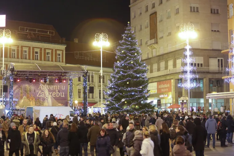 ČAROLIJA BOŽIĆA PREPLAVILA ZAGREB: Službeno je počeo Advent u metropoli, pogledajte veliku fotogaleriju