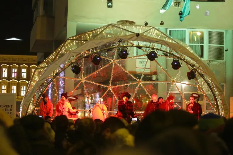 ČAROLIJA BOŽIĆA PREPLAVILA ZAGREB: Službeno je počeo Advent u metropoli, pogledajte veliku fotogaleriju