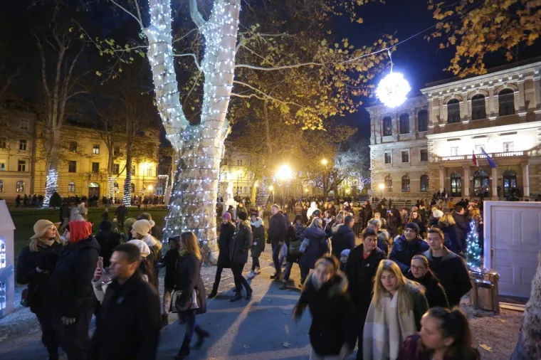 ČAROLIJA BOŽIĆA PREPLAVILA ZAGREB: Službeno je počeo Advent u metropoli, pogledajte veliku fotogaleriju