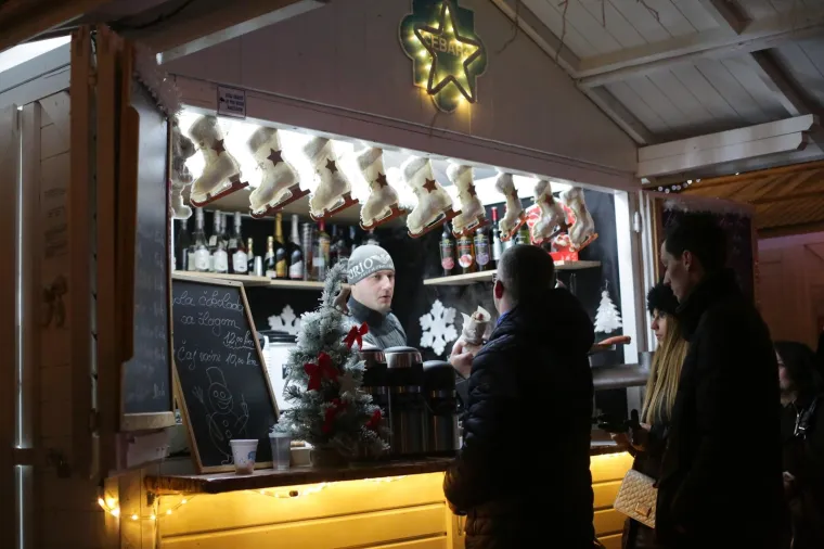 ČAROLIJA BOŽIĆA PREPLAVILA ZAGREB: Službeno je počeo Advent u metropoli, pogledajte veliku fotogaleriju