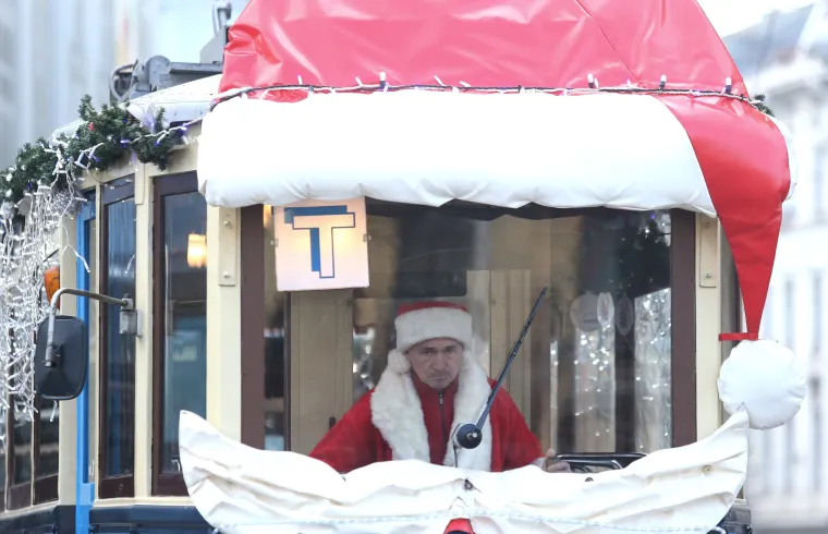 Veseli božićni tramvaj ponovno vozi zagrebačkim ulicama: i ove godine uveseljavat će najmlađe i njihove obitelji
