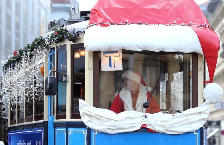Veseli božićni tramvaj ponovno vozi zagrebačkim ulicama: i ove godine uveseljavat će najmlađe i njihove obitelji