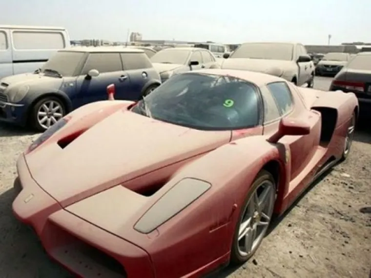 Dubai je jedan od najraskošnijih gradova na svijetu pa se u njemu okupljaju i najveći bogataši, zajedno sa svojim vozilima. No, što se dogodi kada bogatašima skupocjena vozila dosade? Jednostavno ih ostave da skupljaju prašinu. Neke od takvih odbačenih automobila okupili smo u galeriji.