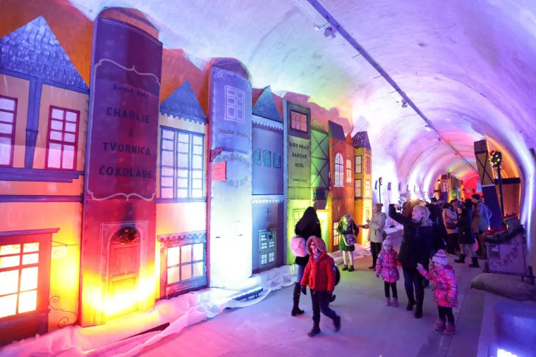 Zagrepčani u&scaron;etali u neki drugi, čarobni svijet bez briga: pogledajte kako je izgledalo otvaranje Adventa u Tunelu Grič