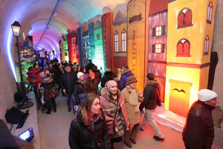 Zagrepčani u&scaron;etali u neki drugi, čarobni svijet bez briga: pogledajte kako je izgledalo otvaranje Adventa u Tunelu Grič