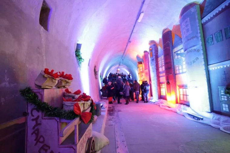 Zagrepčani u&scaron;etali u neki drugi, čarobni svijet bez briga: pogledajte kako je izgledalo otvaranje Adventa u Tunelu Grič