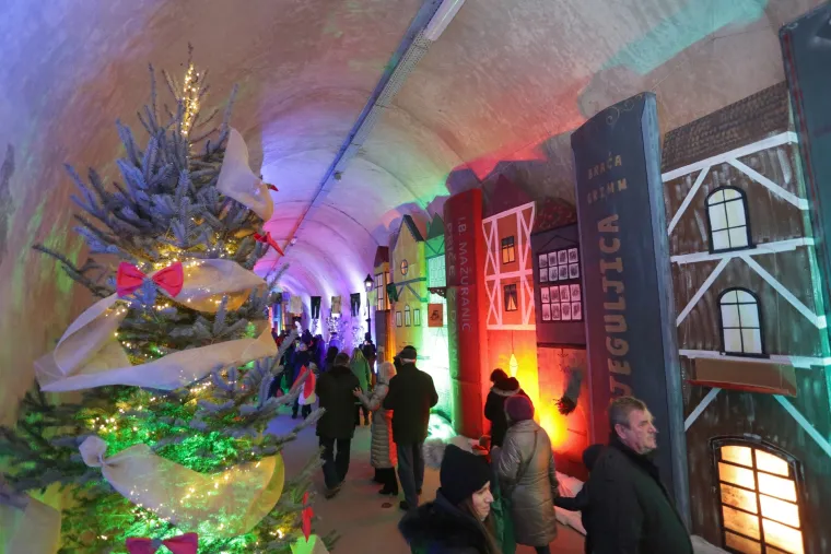Zagrepčani u&scaron;etali u neki drugi, čarobni svijet bez briga: pogledajte kako je izgledalo otvaranje Adventa u Tunelu Grič