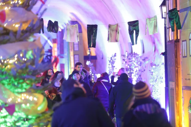 Zagrepčani u&scaron;etali u neki drugi, čarobni svijet bez briga: pogledajte kako je izgledalo otvaranje Adventa u Tunelu Grič