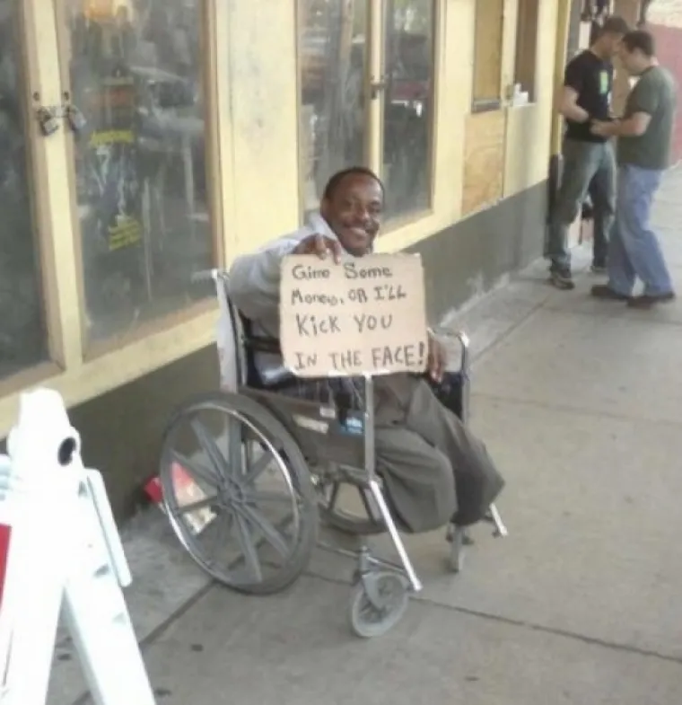 Daj mi nešto novca ili ću češ dobiti šakom u glavu!