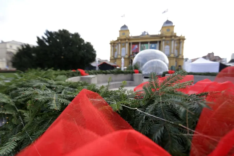 Na Trgu Republike Hrvatske ove se godine odrzava KUL Advent - projekt u sklopu kojeg će posjetitelji uživati u  zvodcima zvucima klasičnih, jazz, soul i inih skladbi sa balkona HNK