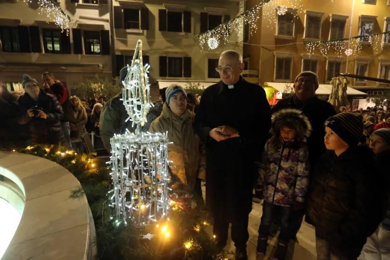 ZAPALJENE PRVE ADVENTSKE SVIJEĆE: Pogledajte spektakularne trenutke iz hrvatskih gradova