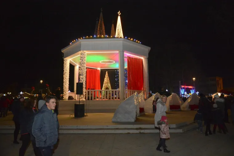 Bjelovar - Na Trgu Eugena Kvaternika paljenjem prve adventske svijeće na paviljonu otpočela je manifestacija 'Advent u Bjelovaru', koja će trajati do 7. siječnja 2018. Kao i lani, odvijat će se u središnjem gradskom parku na Trgu Eugena Kvaternika, a srce događanja je glazbeni paviljon. Prva glazbena gošća bila je Ivana Husar.