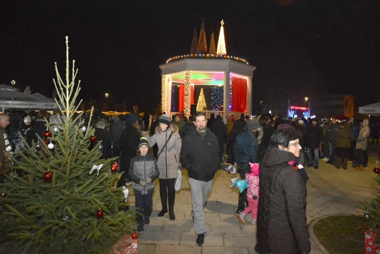 ZAPALJENE PRVE ADVENTSKE SVIJEĆE: Pogledajte spektakularne trenutke iz hrvatskih gradova