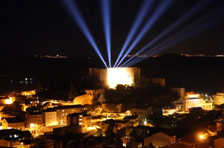 ZAPALJENE PRVE ADVENTSKE SVIJEĆE: Pogledajte spektakularne trenutke iz hrvatskih gradova