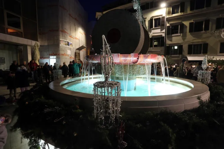 ZAPALJENE PRVE ADVENTSKE SVIJEĆE: Pogledajte spektakularne trenutke iz hrvatskih gradova