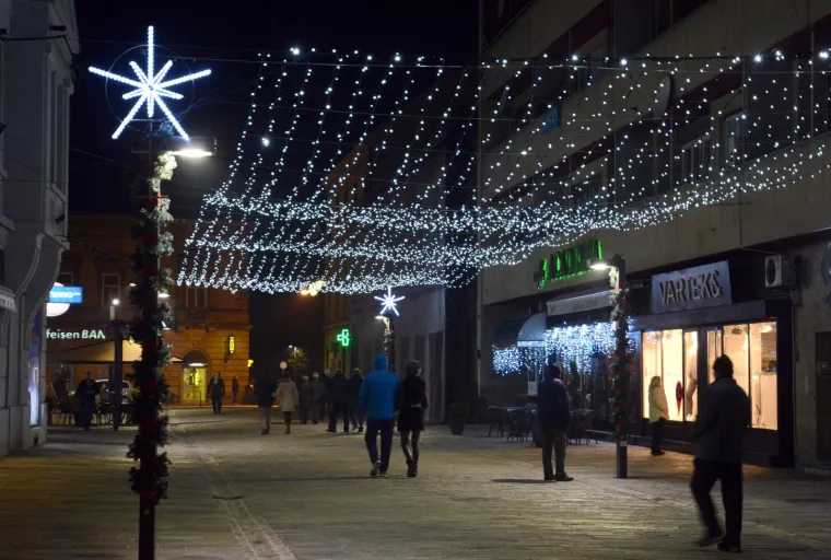 Sisak - Pje&scaron;ačka zona u Radićevoj i Kranjčevićevoj ulici ukra&scaron;ena je tisućama lampica za manifestciju"Božić u gradu" koja će u danima koji dolaze za Si&scaron;čane svih dobi pripremiti raznolike programe. Prvu svijeću u adventnom vijencu zapalila je sisačka gradonačelnica Kristina Ikić Baniček.