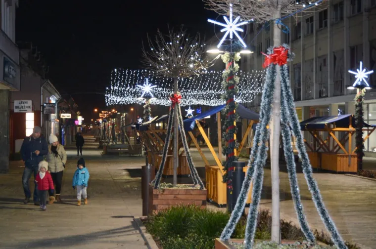 ZAPALJENE PRVE ADVENTSKE SVIJEĆE: Pogledajte spektakularne trenutke iz hrvatskih gradova