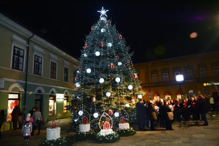 ZAPALJENE PRVE ADVENTSKE SVIJEĆE: Pogledajte spektakularne trenutke iz hrvatskih gradova