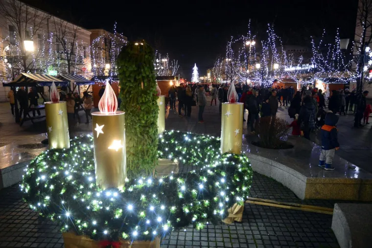 Slavonski Brod - Na brodskom Korzu uz Božićnu bajku i 10. Božićni sajam upaljena je prva adventska svijeća. Programi slavonskobrodske Božićne bajke trajat će sve do 31. prosinca, a u svečanom i lijepo ukra&scaron;enom predblagdanskom ugođaju ovih će dana biti otvoreno i gradsko klizali&scaron;te.