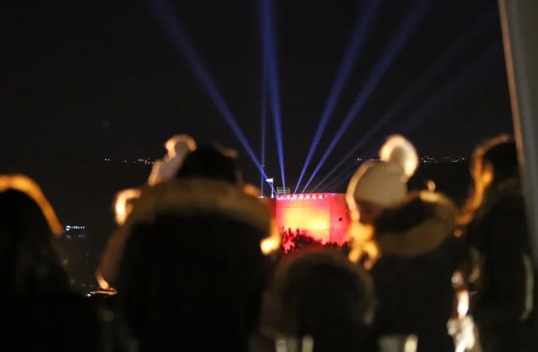 Spoj tradicije i modernog: na &scaron;ibenskoj tvrđavi sv. Mihovila laserom upaljena prva adventska svijeća