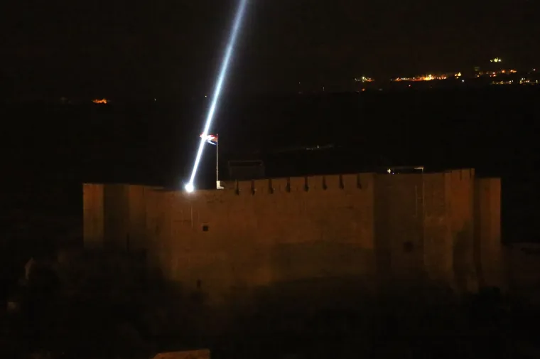 Spoj tradicije i modernog: na &scaron;ibenskoj tvrđavi sv. Mihovila laserom upaljena prva adventska svijeća