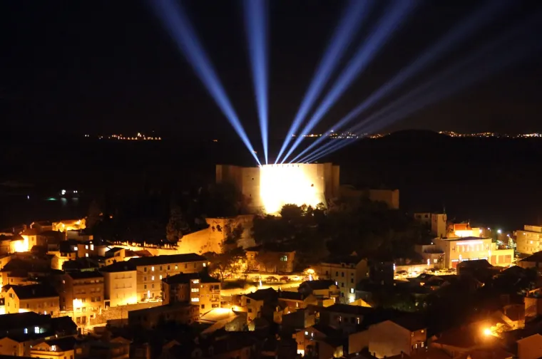 Spoj tradicije i modernog: na &scaron;ibenskoj tvrđavi sv. Mihovila laserom upaljena prva adventska svijeća