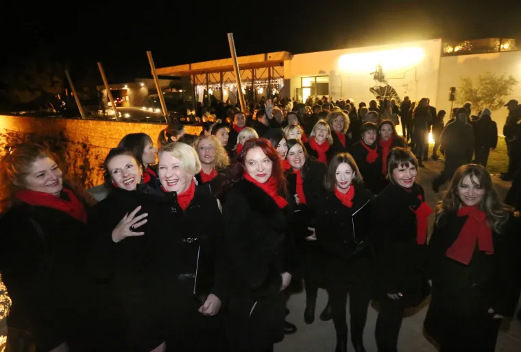 Spoj tradicije i modernog: na &scaron;ibenskoj tvrđavi sv. Mihovila laserom upaljena prva adventska svijeća