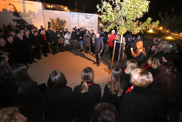 Spoj tradicije i modernog: na &scaron;ibenskoj tvrđavi sv. Mihovila laserom upaljena prva adventska svijeća